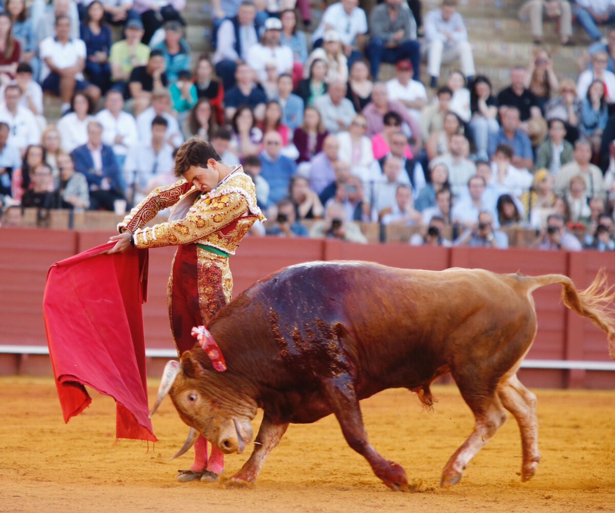 Vueltas para Barroso y Navalón en Sevilla con una buena novillada de Julio de la Puerta