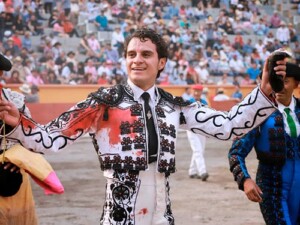 Gerardo Sánchez, con la oreja conquistada en Apizaco.
