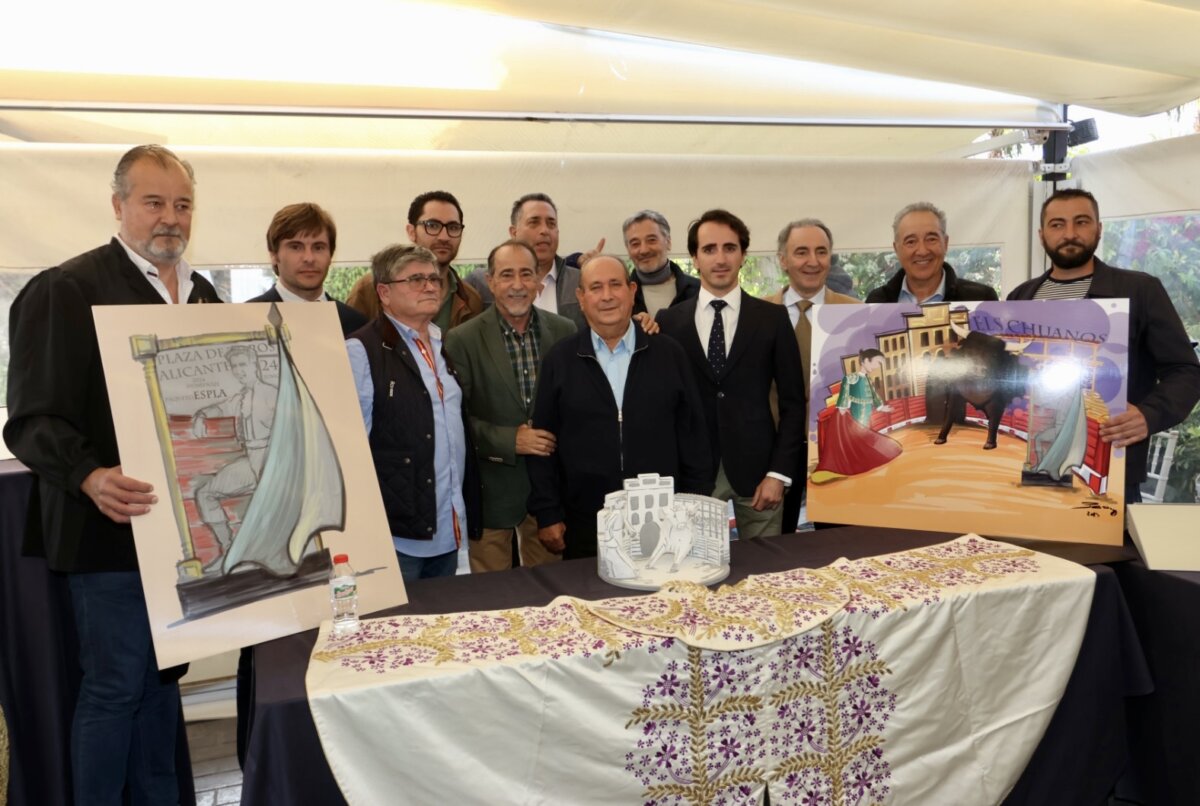 Paquito Esplá recibe el homenaje de las hogueras de Alicante