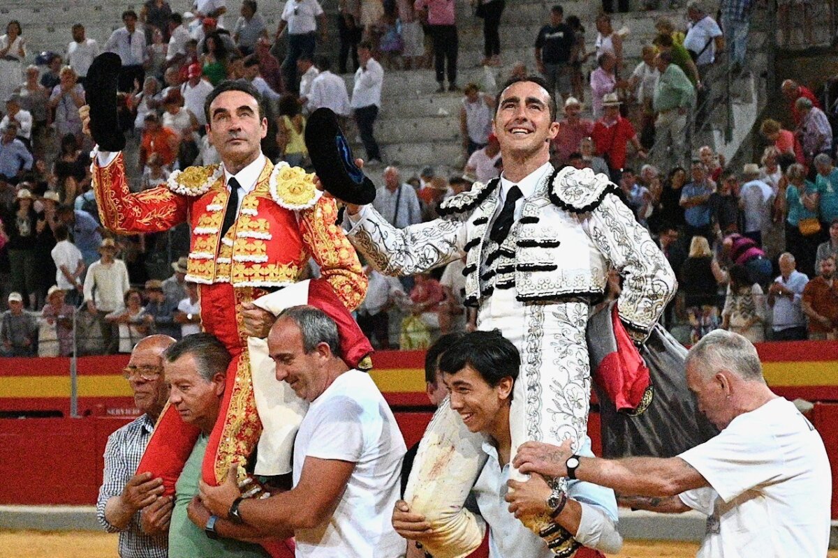 Ponce, despedida con honores de Granada, en hombros con El Fandi