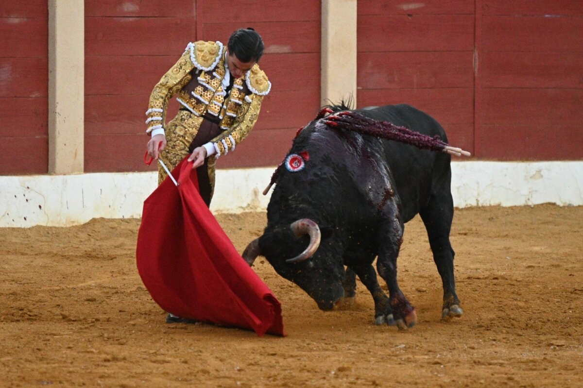 Una faena de detalles artistas de Juan Ortega salva la tarde en Baeza