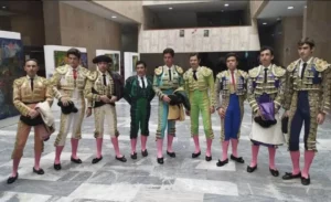 Profesionales del toro de Colombia acudieron vestidos de toreros a la Cámara.