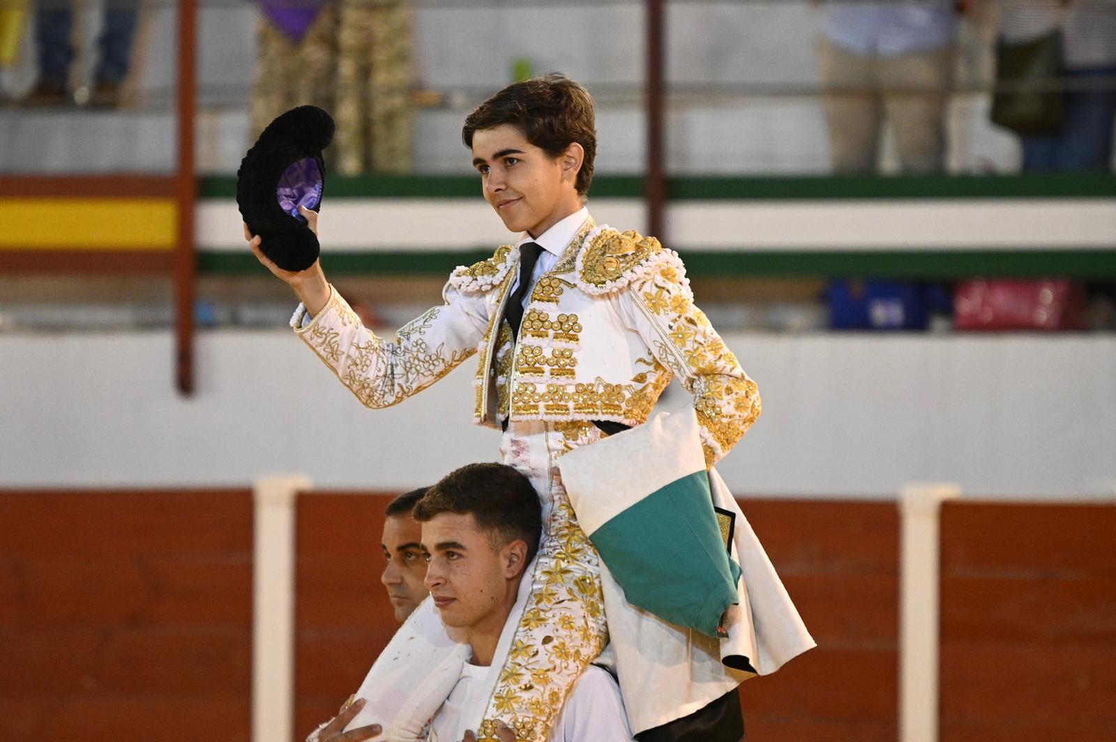 Manuel Román, en hombros en Navas de San Juan