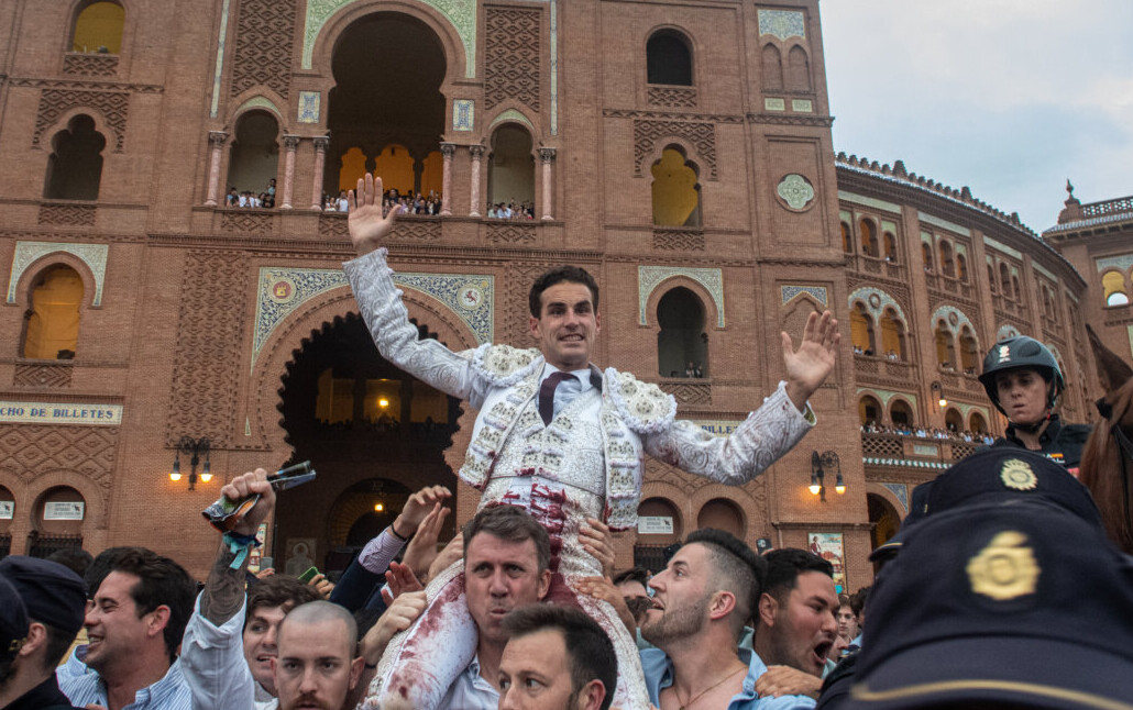Fernando Adrián se corona en Beneficencia con su tercera puerta grande consecutiva en Madrid