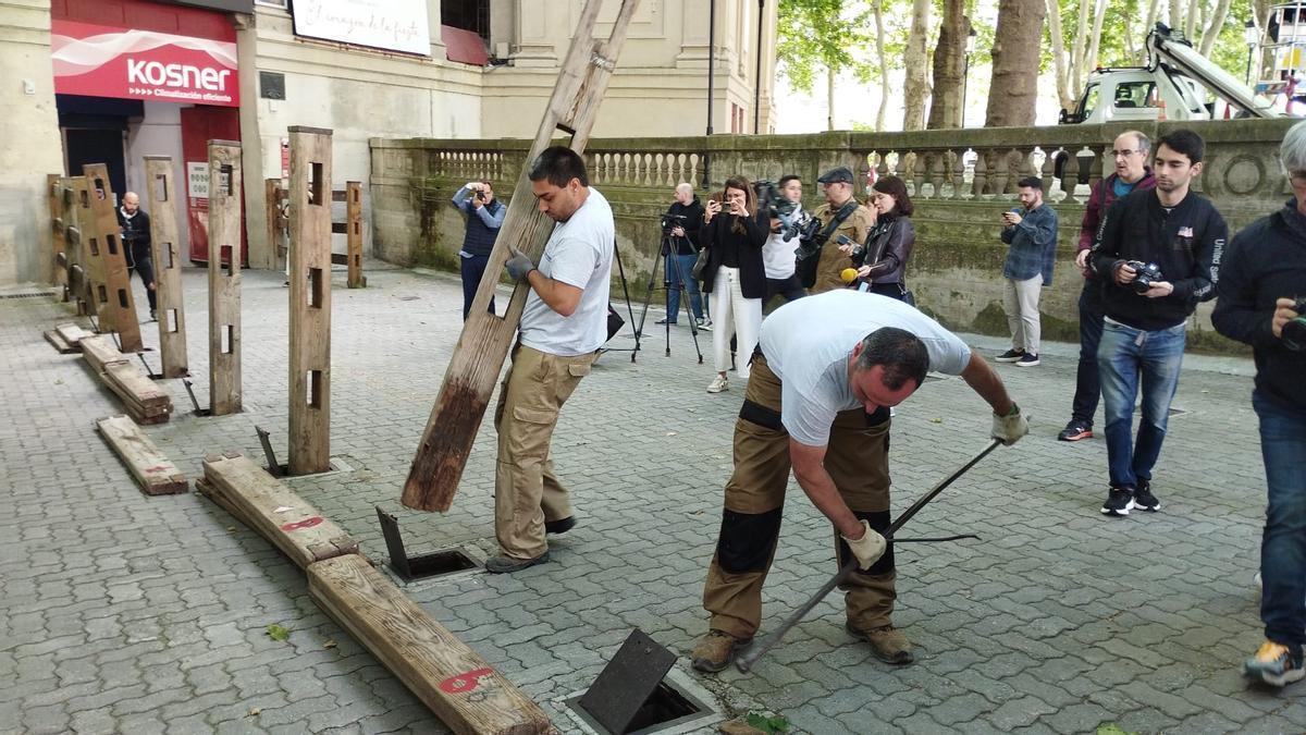 Pamplona se prepara para San Fermín: comienza el montaje del vallado del encierro