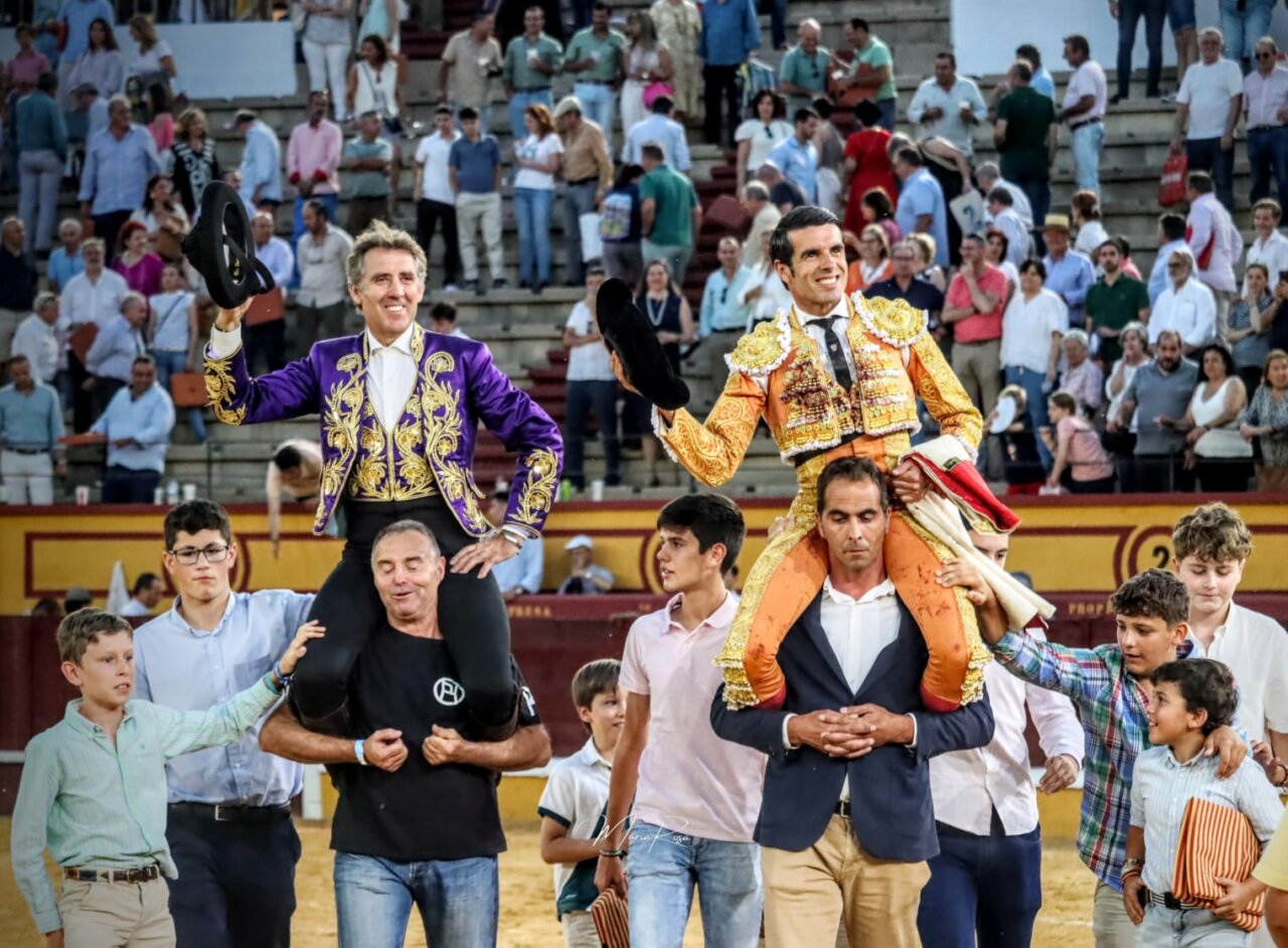 Badajoz despide a Hermoso de Mendoza que se marcha a hombros junto a De Justo