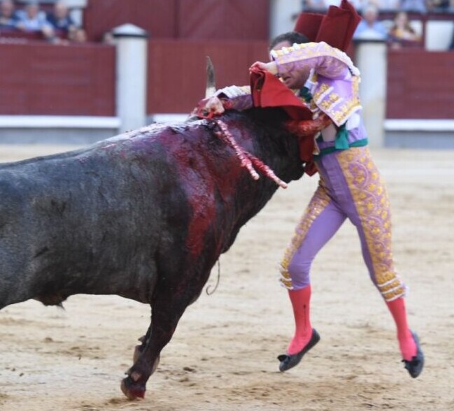 Damián Castaño se libra de milagro al entrar a matar al segundo