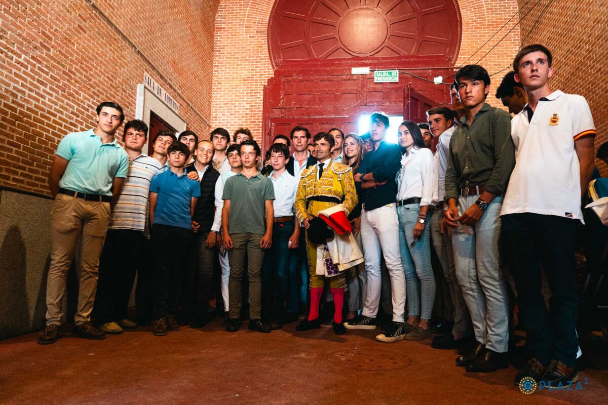 Los alumnos de la Escuela Yiyo sorprenden a su maestro Fernando Robleño en Las Ventas
