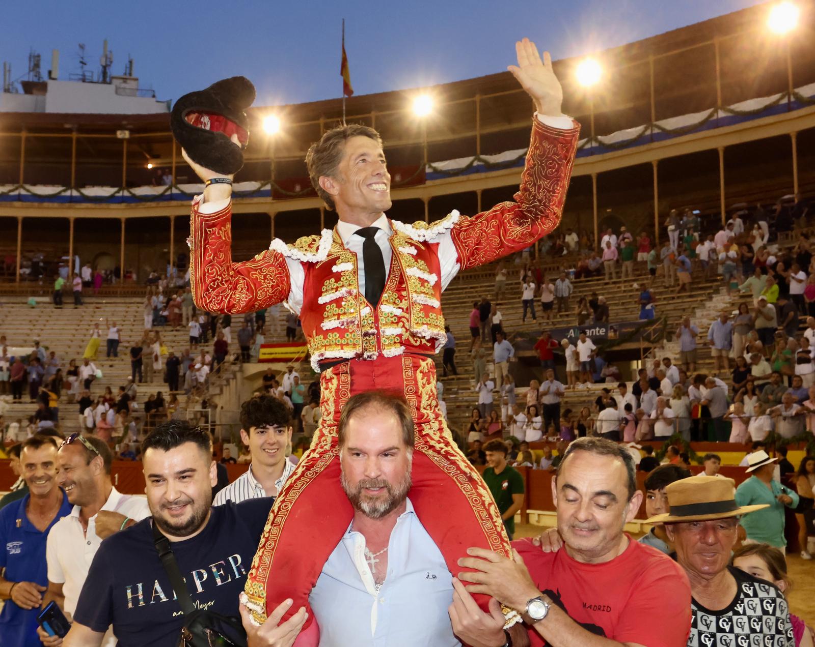 Escribano, a pesar del palco, cuaja a un gran victorino en Alicante