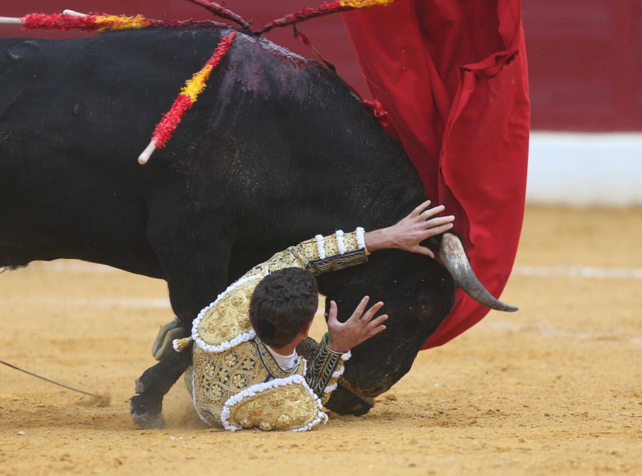 Fernando Adrián y el banderillero Jorge Fuentes pasan por la enfermería en Torrejón de Ardoz