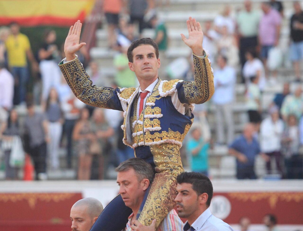 Fernando Adrián sigue por la vía del triunfo, a hombros en Torrejón de Ardoz