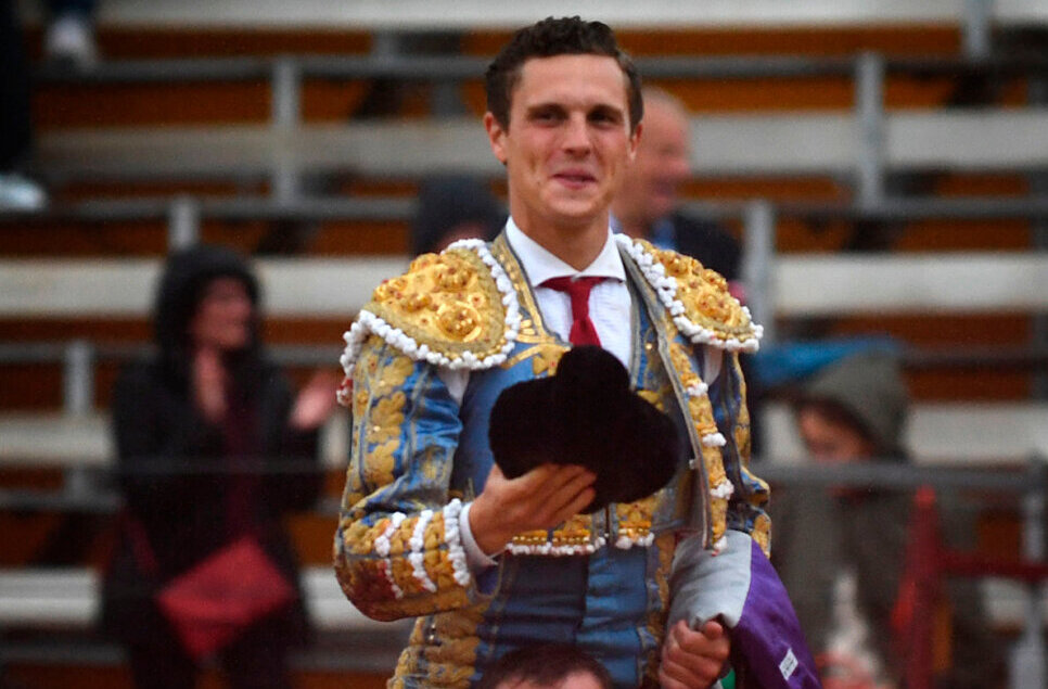 Adriano, a hombros frente al mejor lote de Margé en La Brede