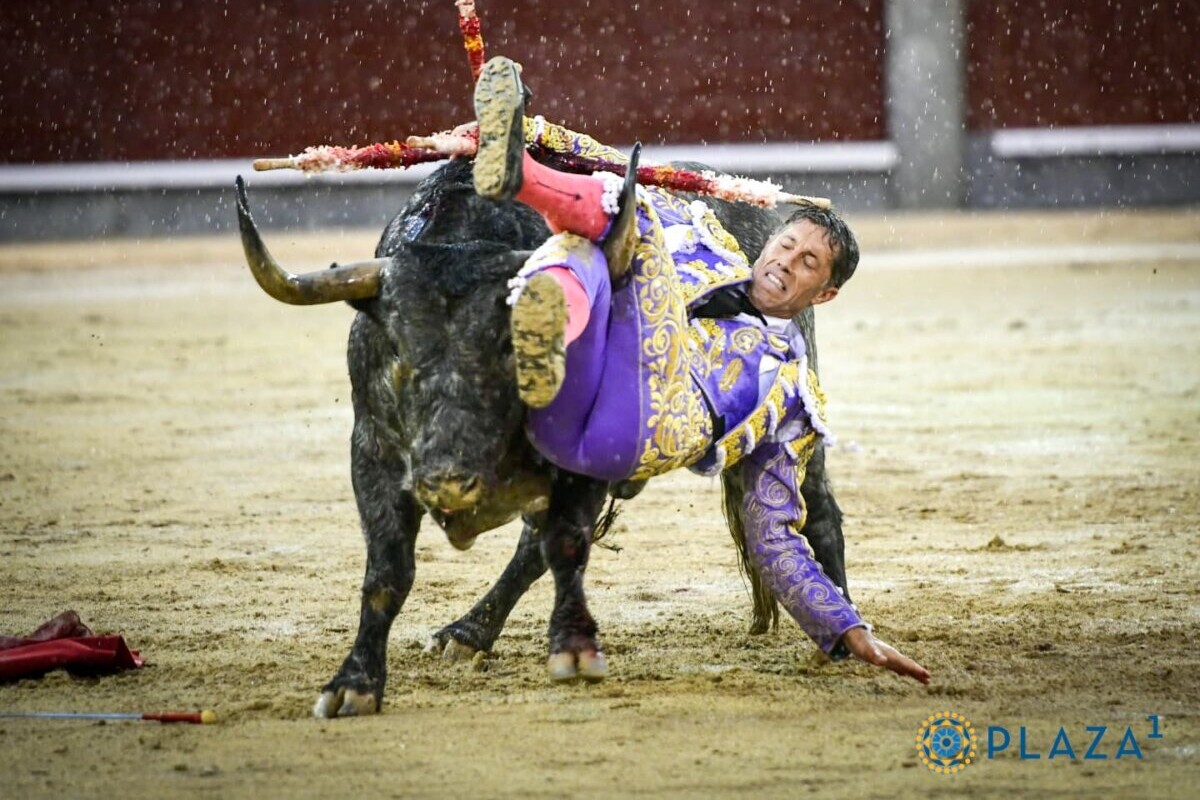 Robo a mano armada a Escribano bajo el diluvio