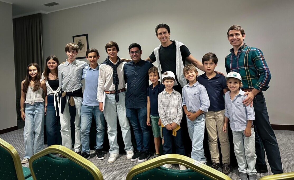 Roca Rey recibe a los alumnos de la Escuela Taurina de Santarem