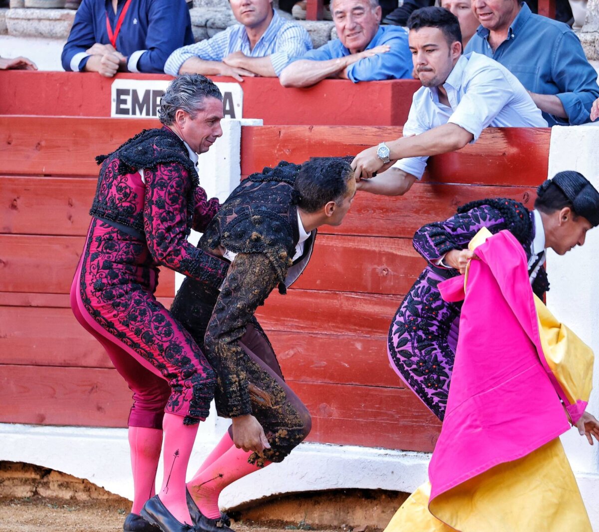 Los banderilleros Morenito de Arles y Álex Benavides, heridos en Cáceres