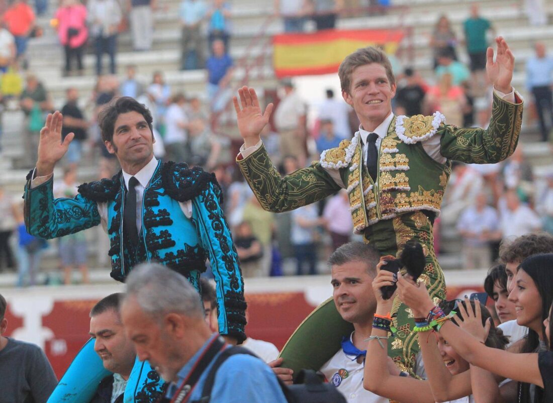 Cayetano y Borja Jiménez, puerta grande en la segunda de Torrejón de Ardoz