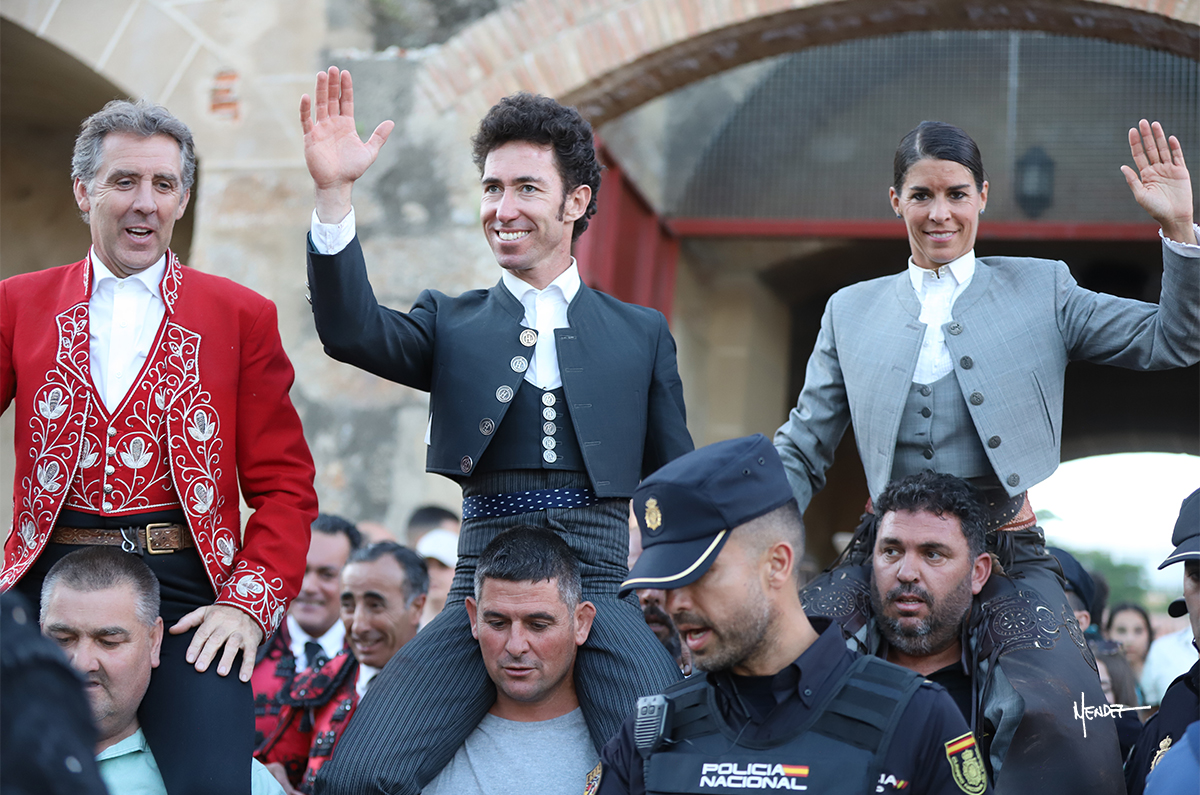 Emotiva despedida de Pablo Hermoso en Plasencia, a hombros con Leonardo y Lea