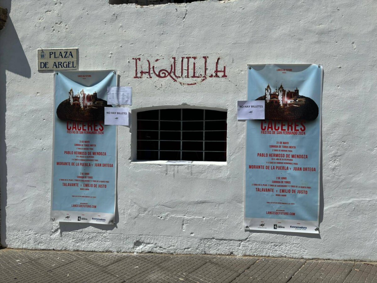 Cáceres cuelga el "No hay billetes" más de cinco décadas después