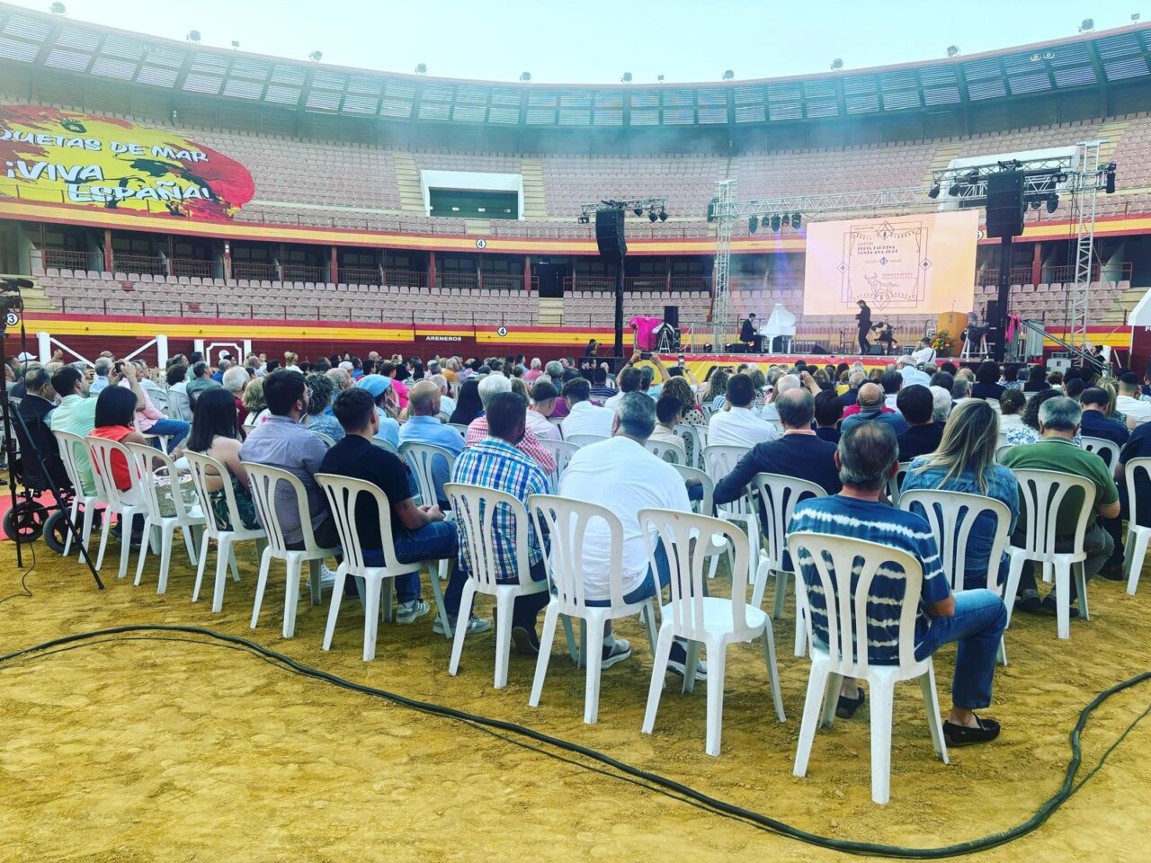 Figuras y jóvenes en la Feria de Santa Ana de Roquetas de Mar