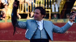 El rejoneador Andrés Romero, con los máximos trofeos.