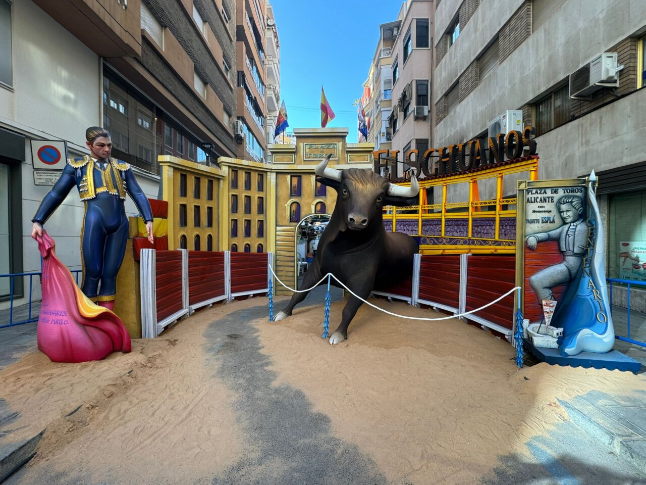 Una portada taurina, obra de Luis Francisco Esplá, la mejor de las barracas de Alicante