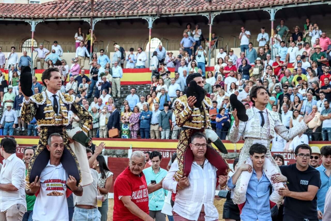 Talavante, Roca Rey y Ginés Marín, puerta grande en Plasencia