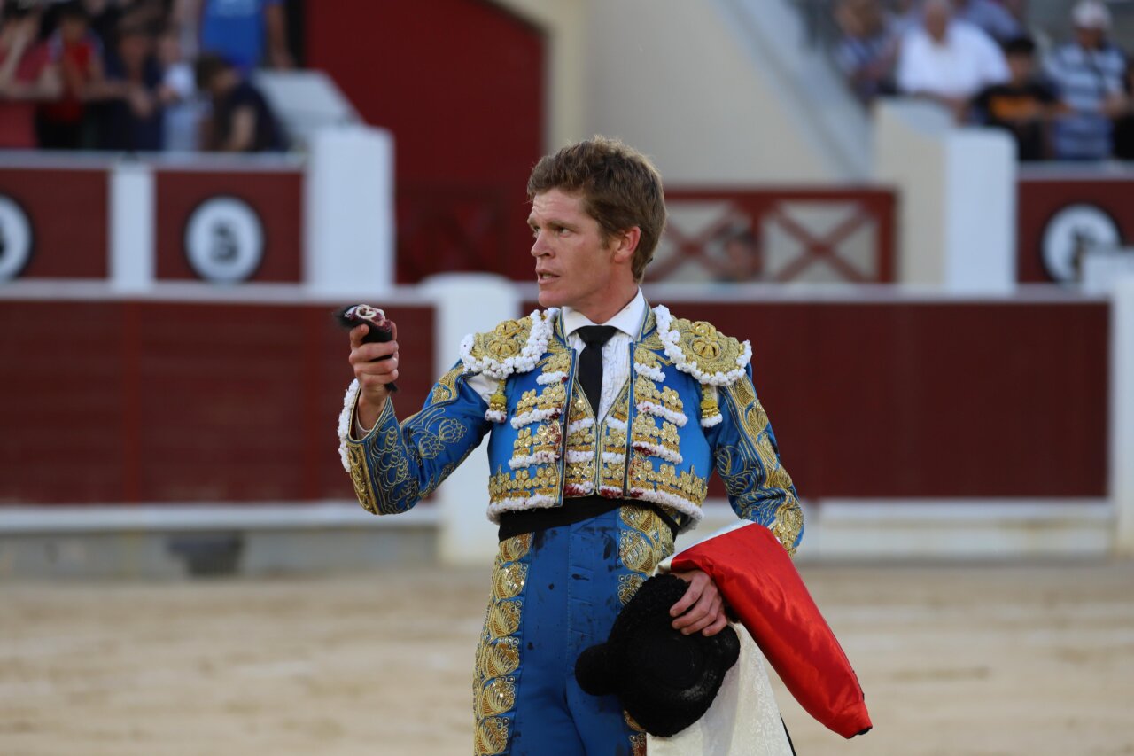 Fandi, Pinar y Borja Jiménez, a oreja por coleta en Albacete