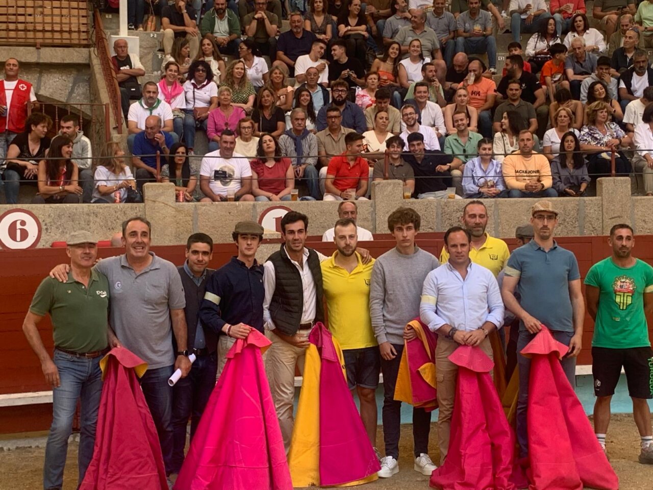 Rufo y las peñas de Pontevedra disfrutan en la exitosa vuelta de la becerrada