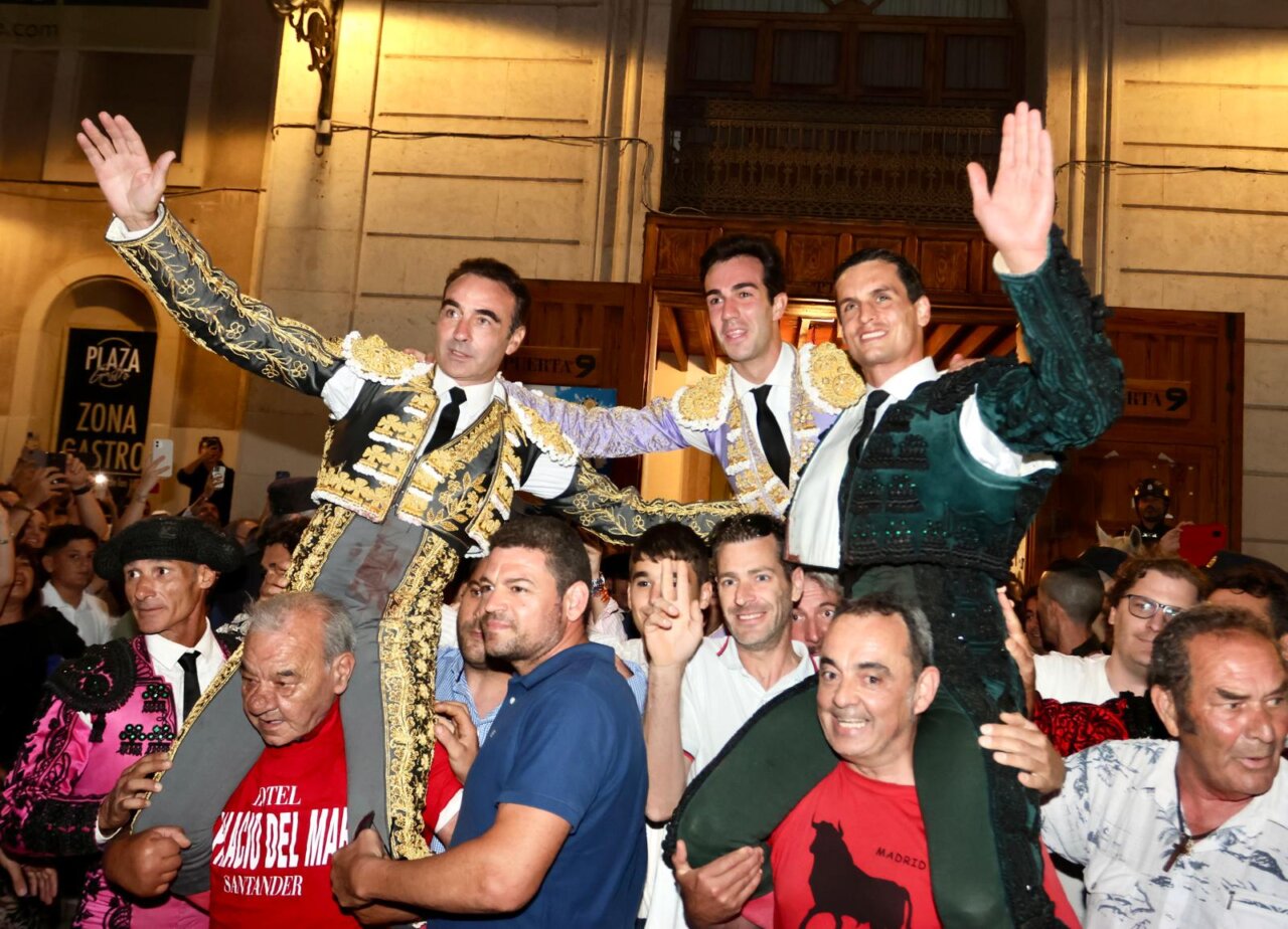 Ponce se despide de Alicante con una obra magna, a hombros junto a Galván y Rufo