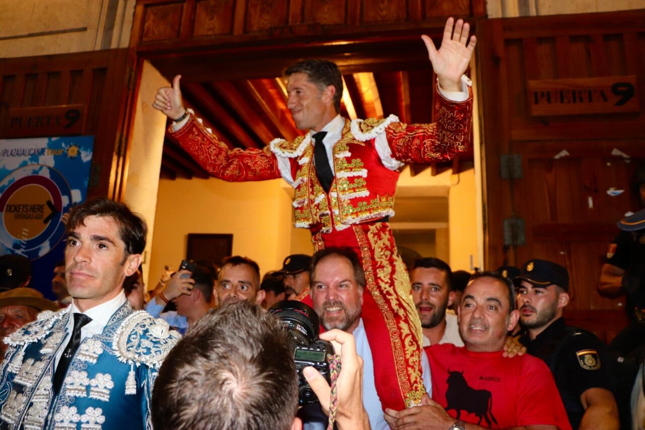 El Ayuntamiento de Alicante proclama a Manuel Escribano triunfador de Hogueras