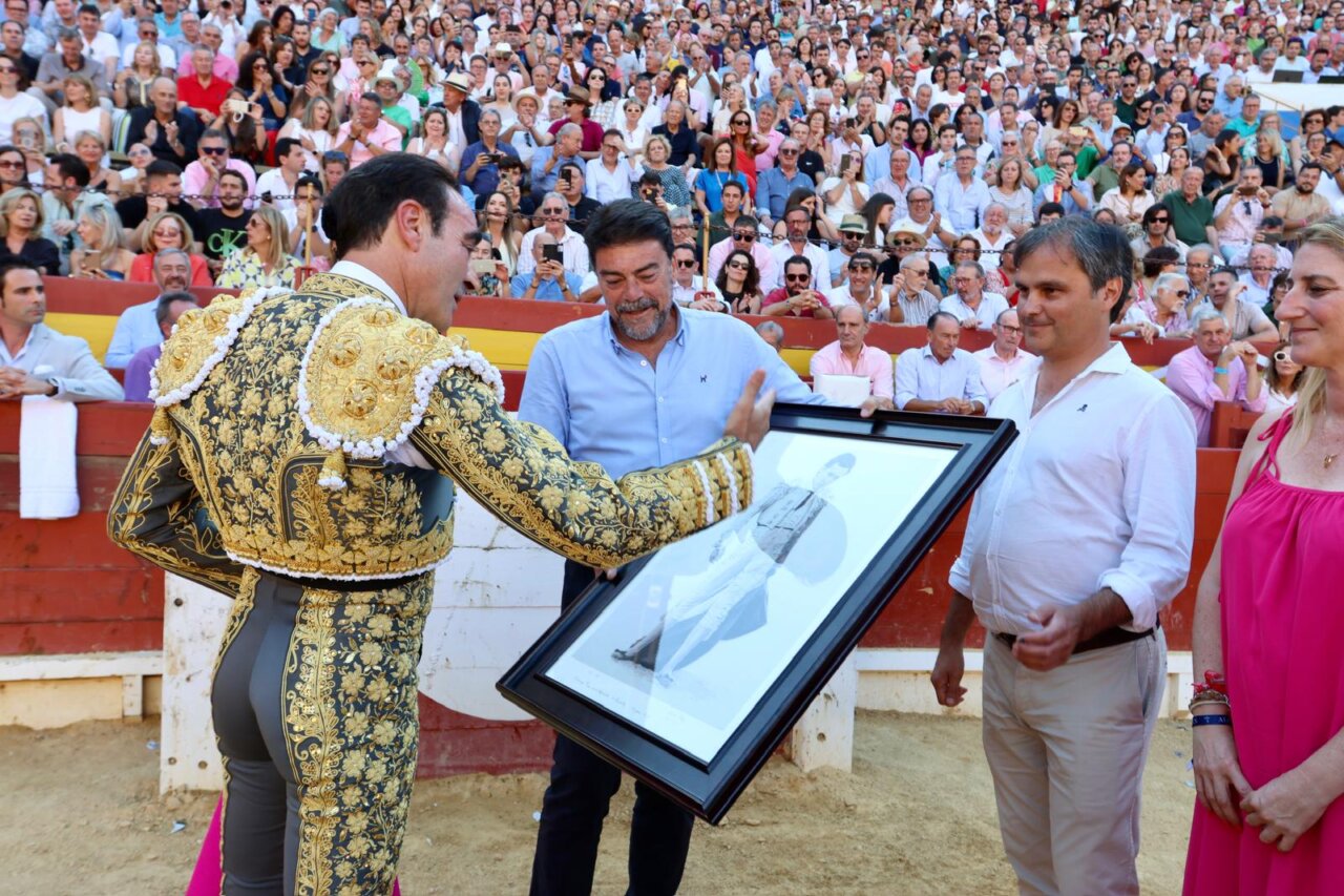 Enrique Ponce, homenajeado por su despedida de Alicante