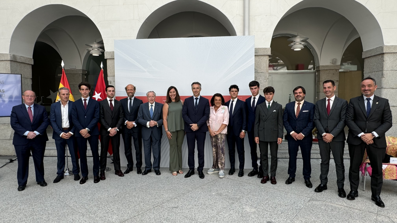 La Comunidad de Madrid recibe a los finalistas de la Copa Chenel y del Circuito de Novilladas