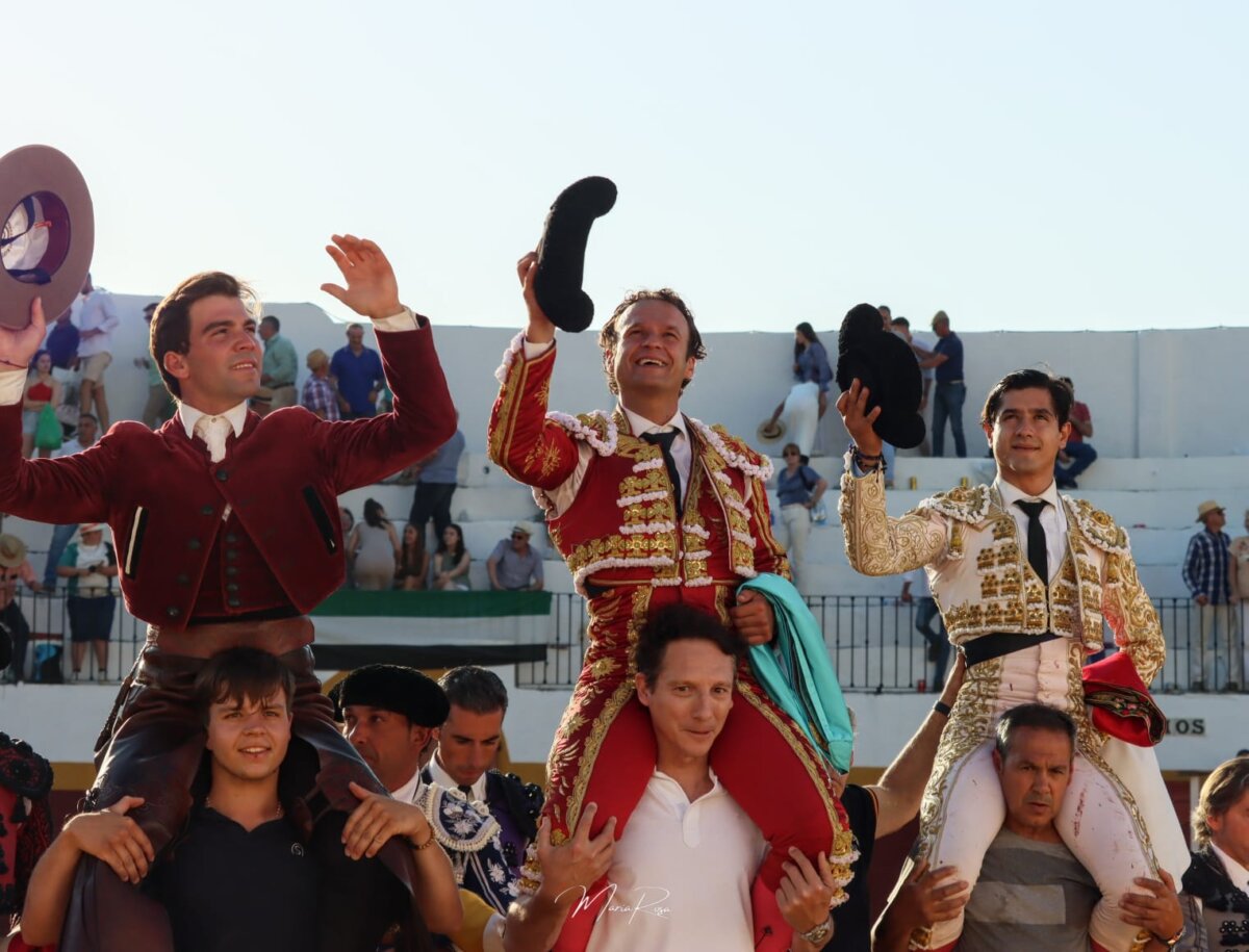 Sebastián Fernández, Ferrera y Luis David, triple puerta grande en Fuentes de León