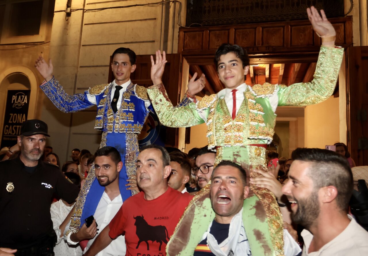 Kevin Alcolado y Marco Pérez prenden la mecha de Hogueras en Alicante