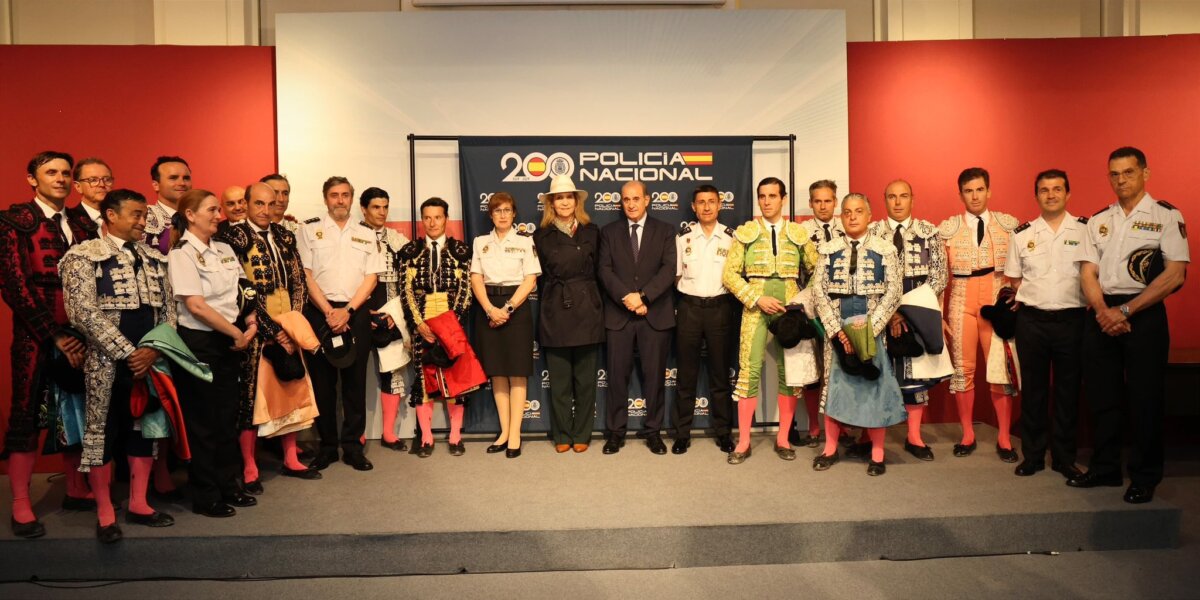 La Policía condecora a la terna del arte en presencia de la Infanta Elena