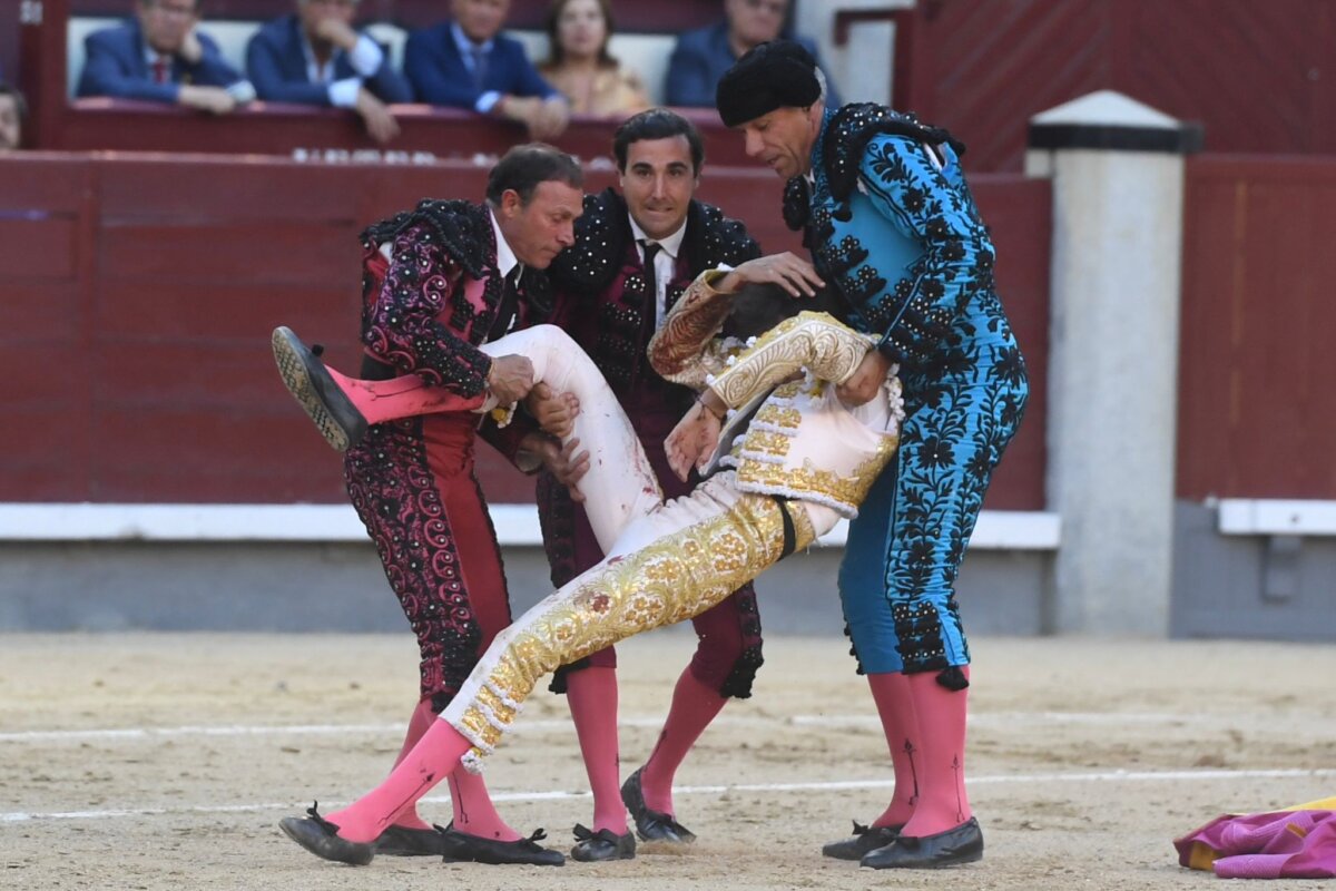 Espada recibe el alta: "Quería salir de la enfermería pero en la puerta cayó al suelo; la brecha era exagerada"
