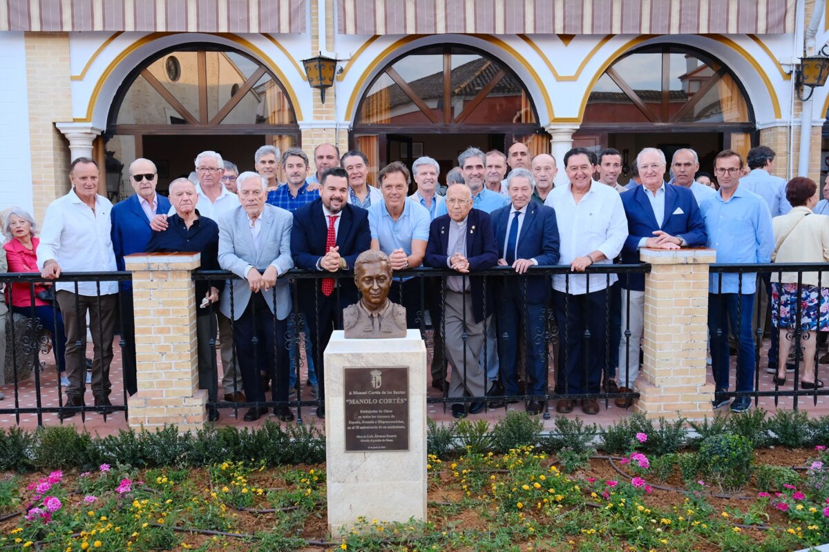 La localidad sevillana de Gines descubre un busto en memoria de Manolo Cortés