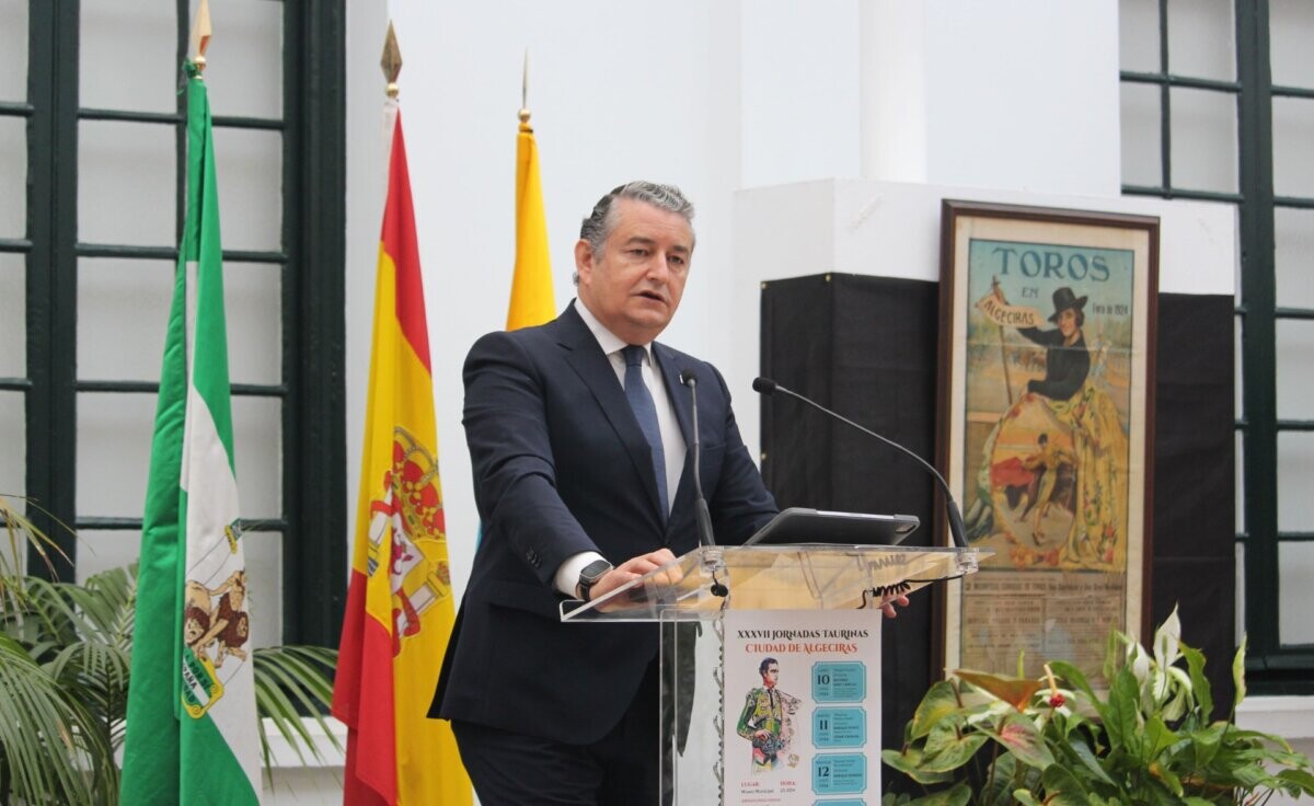 El consejero Antonio Sanz abre las Jornadas de Tauromaquia Ciudad de Algeciras con un histórico pregón