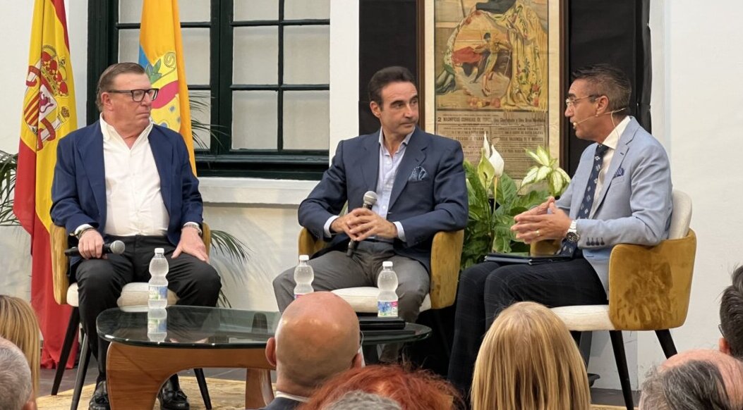 Enrique Ponce y César Cadaval desgranan el toreo en las Jornadas de Tauromaquia Ciudad de Algeciras