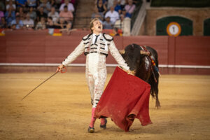 "Toro y torero, en un pulso sin límites, se batieron con franqueza". Foto: Litugo/Espacios Nautalia 360