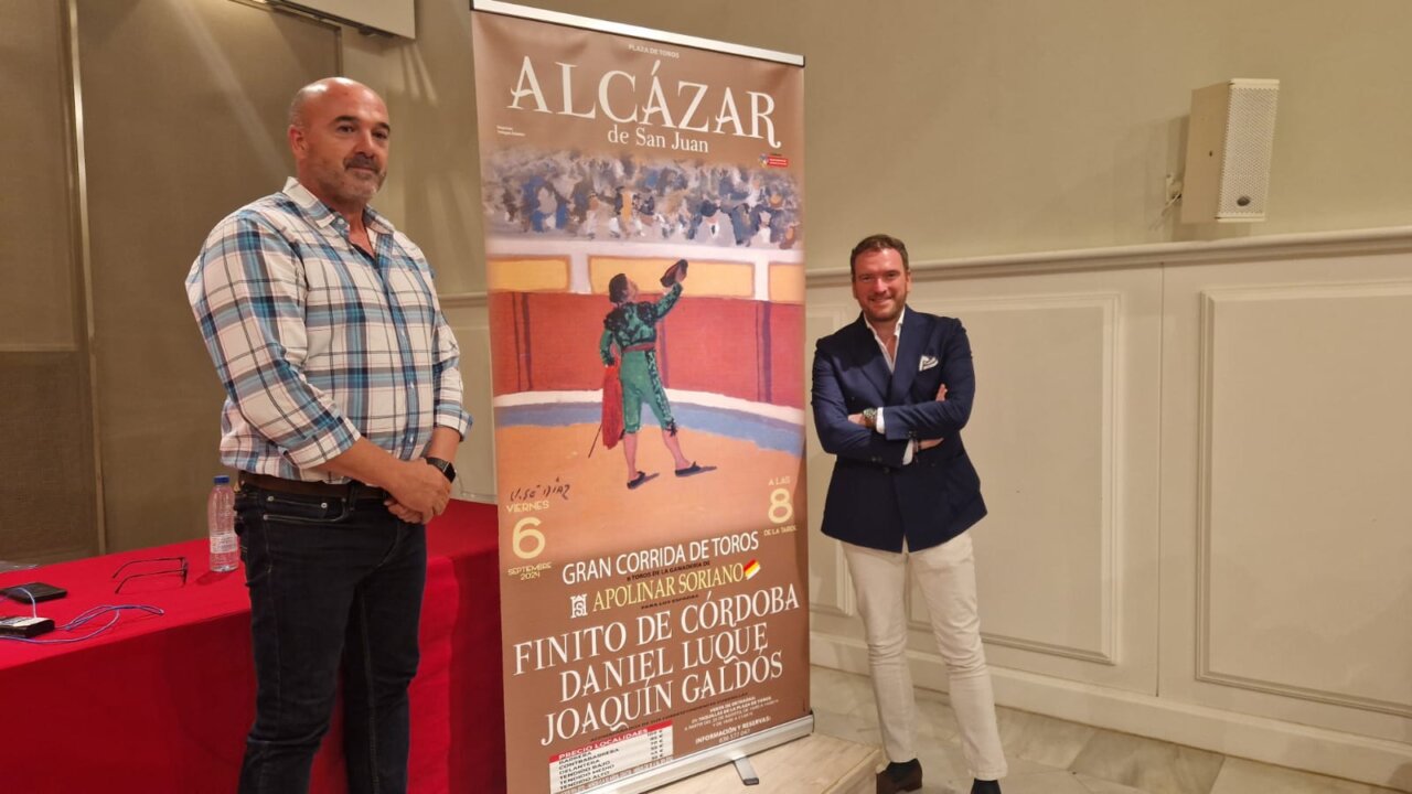 Tres generaciones en un cartel con alicientes para Alcázar de San Juan