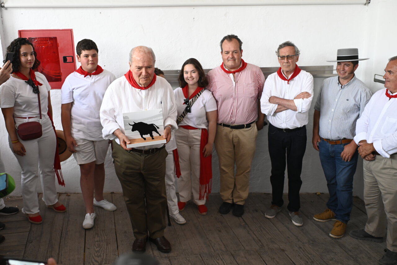 Victoriano del Río recoge el premio Carriquiri en Pamplona al mejor toro de 2023