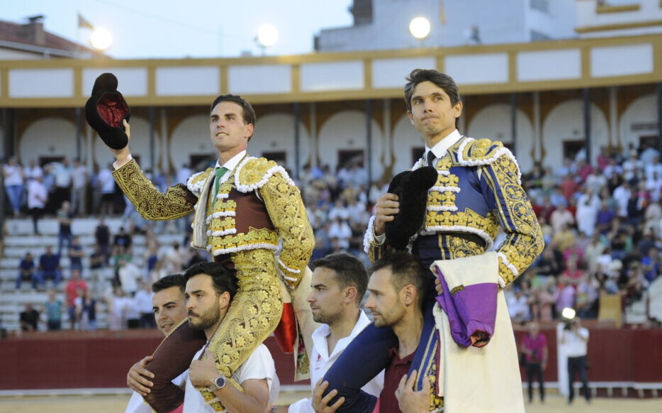 Puerta grande para Fernando Adrián y Castella, y toreo caro de Manzanares en Teruel