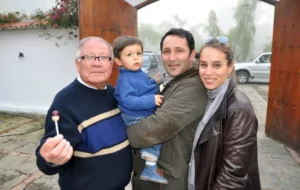 Gonzalo Rincón junto a su hijo César y varios miembros de la familia. Foto: Tendido 7.