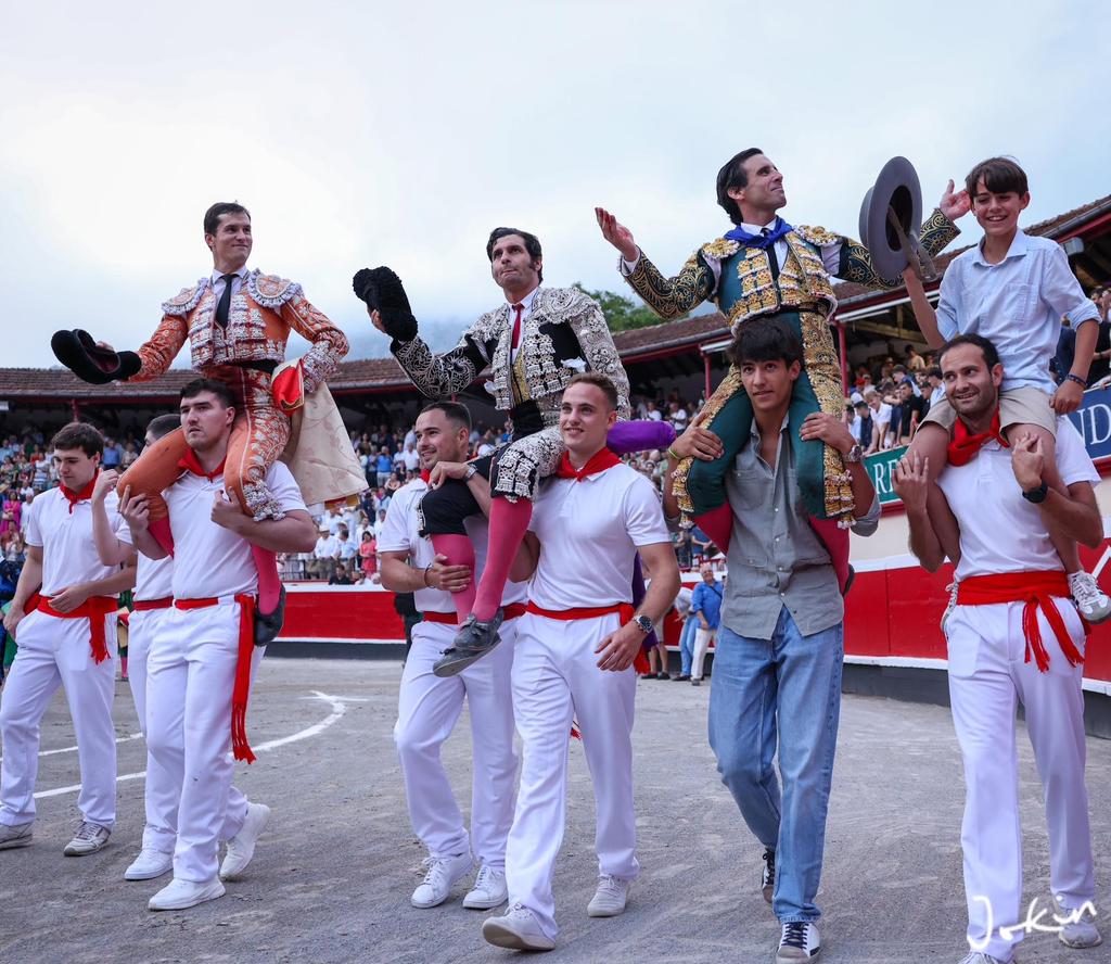 Un portentoso Morante desata la locura en Azpeitia, en hombros con Luque y Ortega
