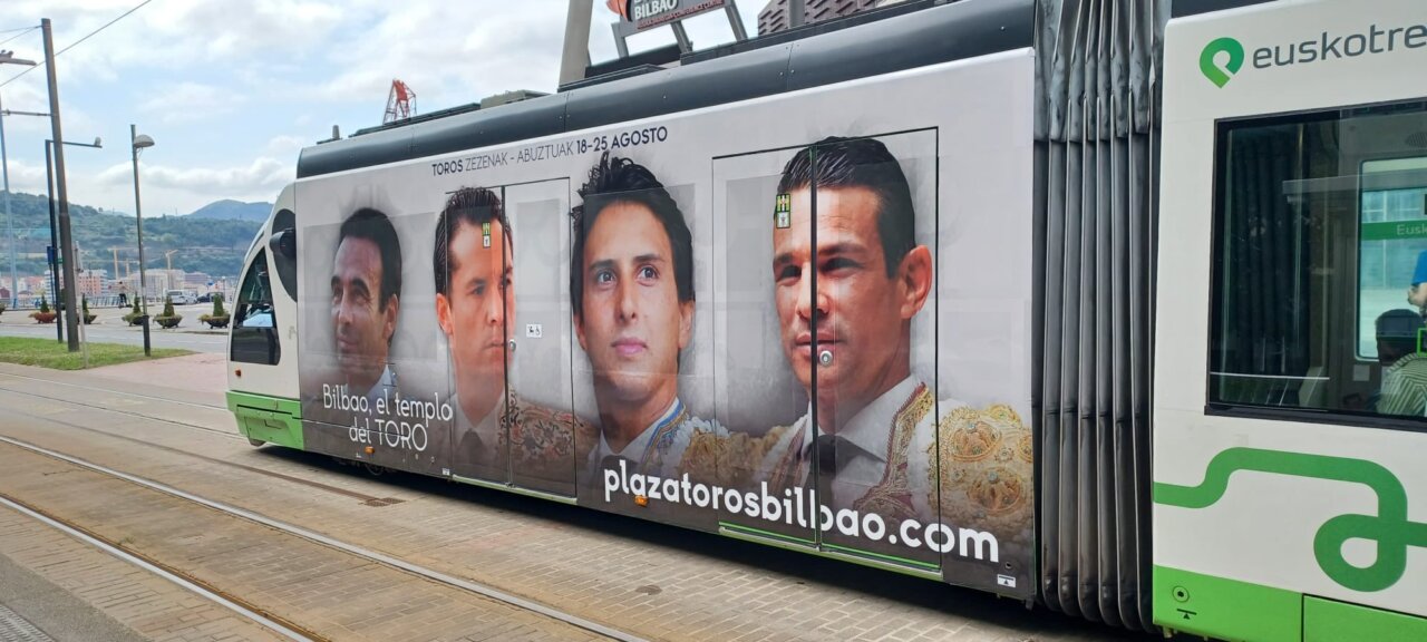 Los toreros de las Corridas Generales recorren las calles de Bilbao