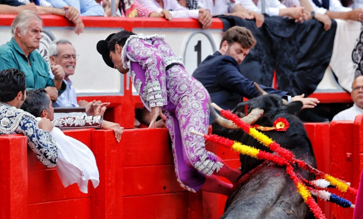 El banderillero Juan Contreras, contra las tablas en Santander
