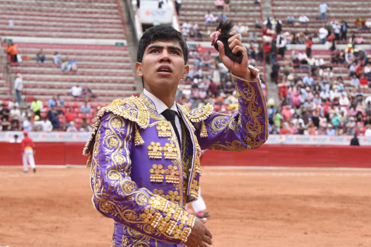 Jesús Sosa pasea una oreja de una buena novillada de Lomelí en La México