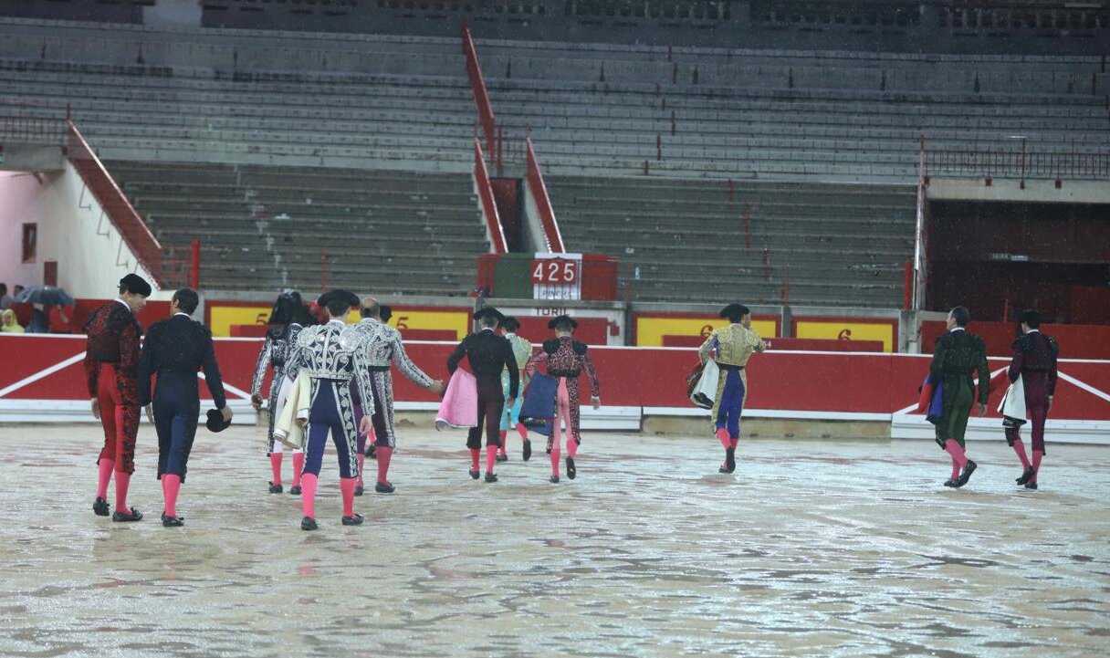 Un fuerte aguacero obliga a suspender la novillada de Pamplona
