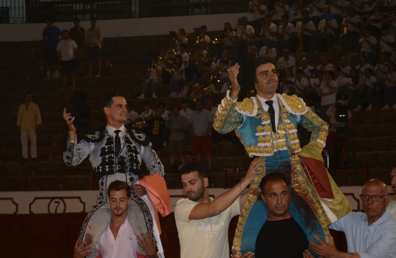 Dulce momento de Galván y Perera, a hombros en Manzanares